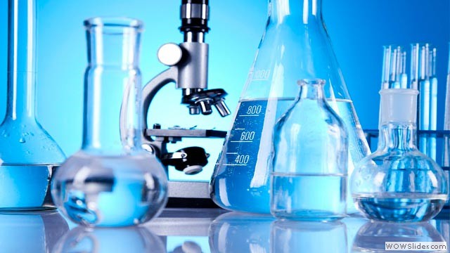 Variedad de cristalería de laboratorio